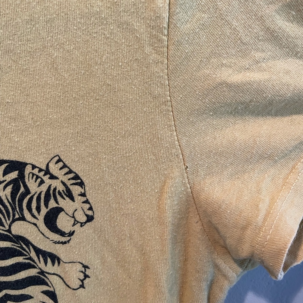 Brandy Melville/John Galt Cropped Graphic Tee - Picture 4 of 4